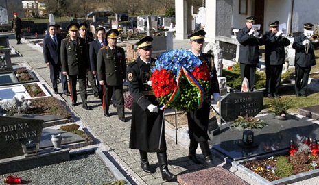 Defence Minister pays respect to Mehdi Huseynzade - PHOTOS